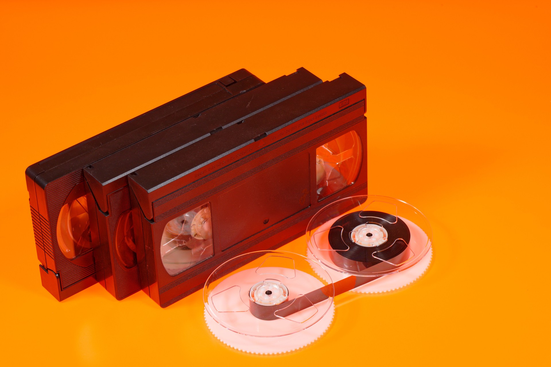 Magnetband auf Rollen und VHS-Videokassetten